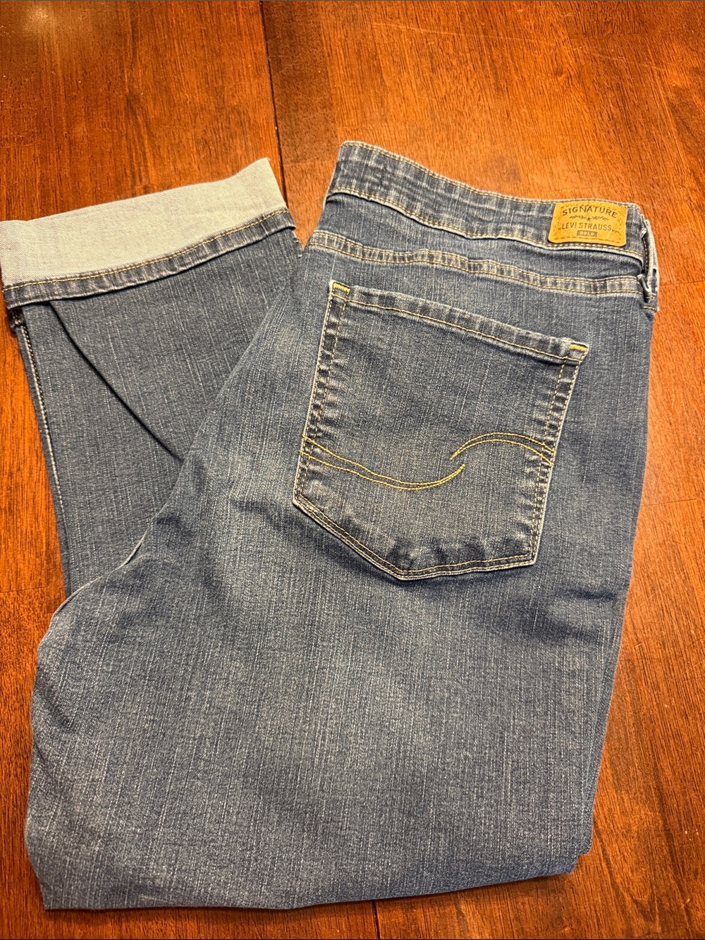 Levi's women’s mid rise Capri Denim Jeans